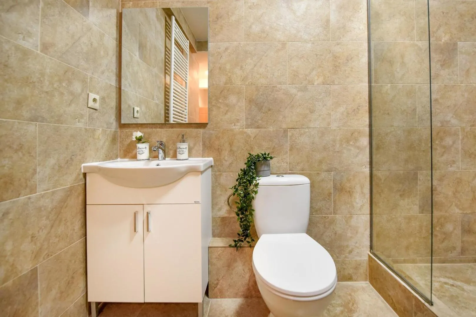 Historic Charm, Modern Comfort - Accommodation In The Heart Of The Old Town Bucarest