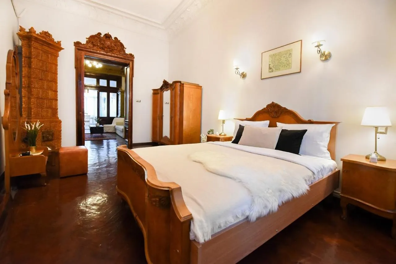 Historic Charm, Modern Comfort - Accommodation In The Heart Of The Old Town Bucarest